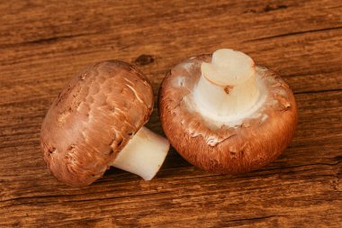 Arka planda Lezzetli Çiğ Kahverengi Şampiyonlar