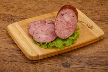 Baharatlı ve otlu füme jambon.