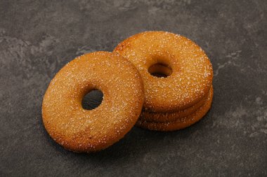 Tatlı ve çıtır çıtır zencefilli kurabiye yığını