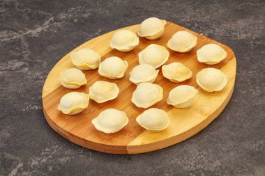 Pişirmek için çiğ etli börek.