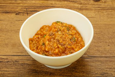 Geleneksel Gürcistan Kharço çorbası. Et ve baharatlı.