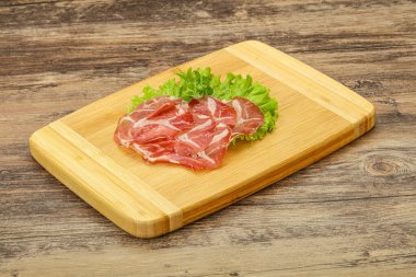 Lezzetli tütsülenmiş domuz budu.