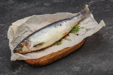 Biber ve baharatlı tuzlu ringa balığı.