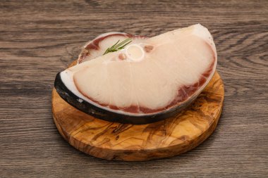 Çiğ köpekbalığı bifteği pişirmek için biberiye servis edilir.