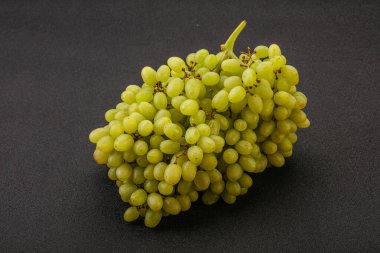 Arka planda tatlı yeşil üzüm dalı