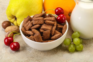 Mısır boğucu pedler, meyveler ve sütle kahvaltı