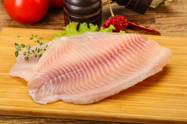 Pişirmek için çiğ tilapia balığı filetosu.