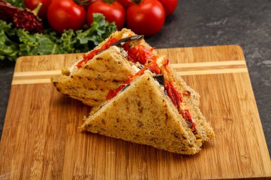 Patlıcanlı ve peynirli vejetaryen sandviçi.