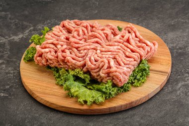 Pişirmek için çiğ domuz kıyması.