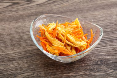 Havuçlu ve baharatlı Kore soya kuşkonmazı.