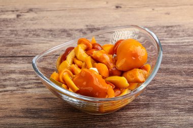 Baharatlı salamura bal mantarı kasede.