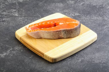 Pişirmek için çiğ somon bifteği.