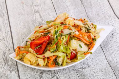 Bitki ve baharatlı lahana salatası.