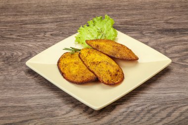 Fırında patates ve biberiye servis edilen baharatlar.