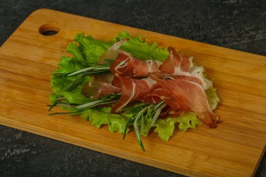 Biberiyeli dilimlenmiş domuz eti.