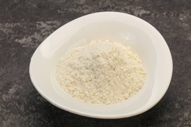 Buğday unu kasede yemek pişirmek için.