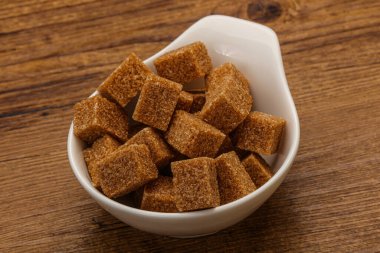 Kahverengi baston şeker yavruları kasede