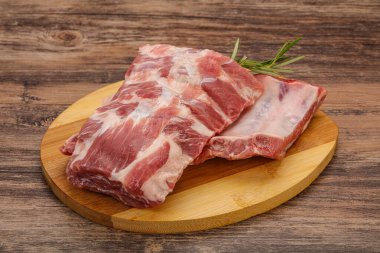 Çiğ domuz kaburgası pişirmek için biberiye servis edilir.