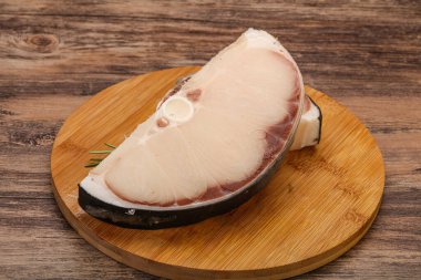 Çiğ köpekbalığı bifteği pişirmek için biberiye servis edilir.