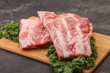 Lezzetli yemek için çiğ domuz kaburgası.