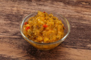 Salatalık ve hardal tohumlu sos.