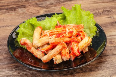 Doğal lüks yengeç filetosu tabakta.