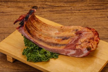 Baharatlı ve otlu domuz pirzolası.