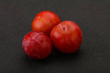 Olgun tatlı kırmızı erik yığını