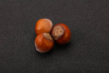 Fındık yığını doğal olarak izole edilmiş.