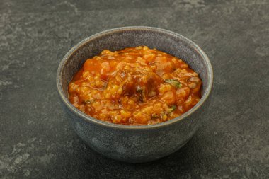 Geleneksel Gürcistan Kharço çorbası. Et ve baharatlı.