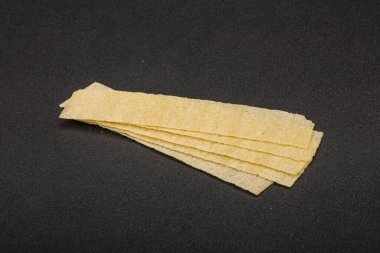 Doğal yağ ve tuzlu patates cipsi yığını. 