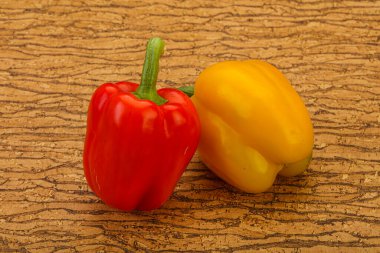 Olgun iki tatlı Bulgar dolma biberi