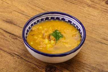 Füme et ve sebzeli bezelye çorbası.