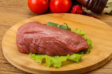 Pişirmek için çiğ et parçası.