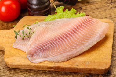 Pişirmek için çiğ tilapia balığı filetosu.