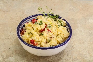 Vejetaryen yemeği - sebzeli kuskus ve maydanoz.