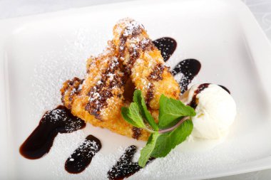 Dondurma ve naneli gevrek muz.