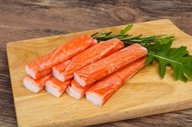 Ahşap tahtanın üzerinde yengeç çubuğu surimi