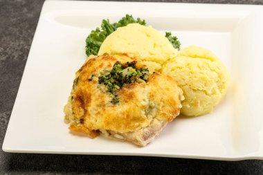 Patates püresi ve peynirli kızarmış pangasius fileto.