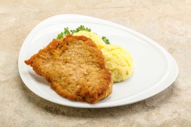 Kızarmış tavuk göğsü şnitzel ve patates püresi.