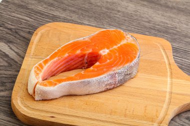 Pişirmek için çiğ somon bifteği.