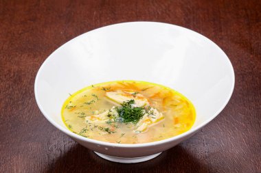 Sebzeli ve otlu diyet tavuk çorbası.