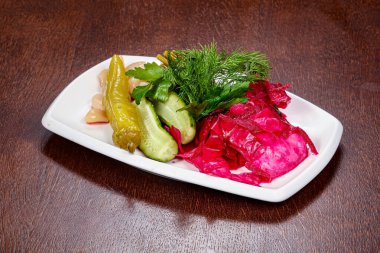 Sebze turşusu - lahana, salatalık ve biber karıştırılmış dereotu