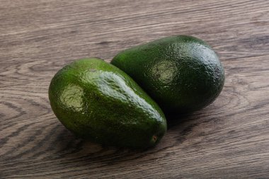 Pişirmek için taze avokado meyvesi.