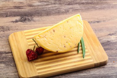 Cevizli sert peynir tuğlası.