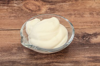 Süt ekşi krema kasede