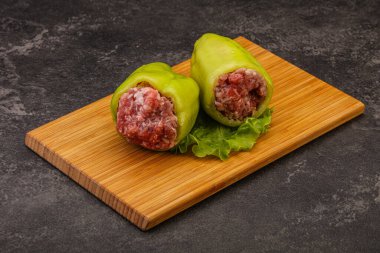 Çiğ dolma yeşil dolma biber ve et.