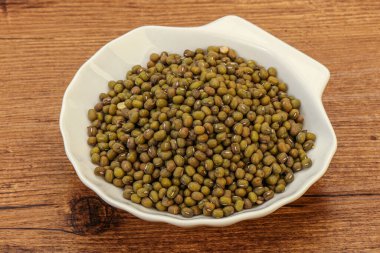 Vejetaryen mutfağı. Pişirmek için kuru yeşil mercimek.