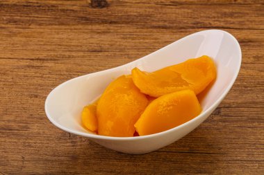 Şuruplu tatlı mango dilimleri.