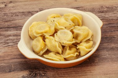 Et ve baharatlı Rus geleneksel hamur tatlısı.